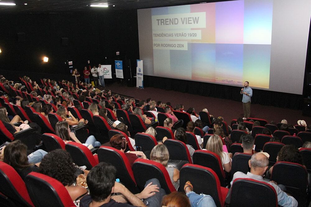 Coordenador do curso de Design de Moda palestra no Tendências Verão 2019-2020