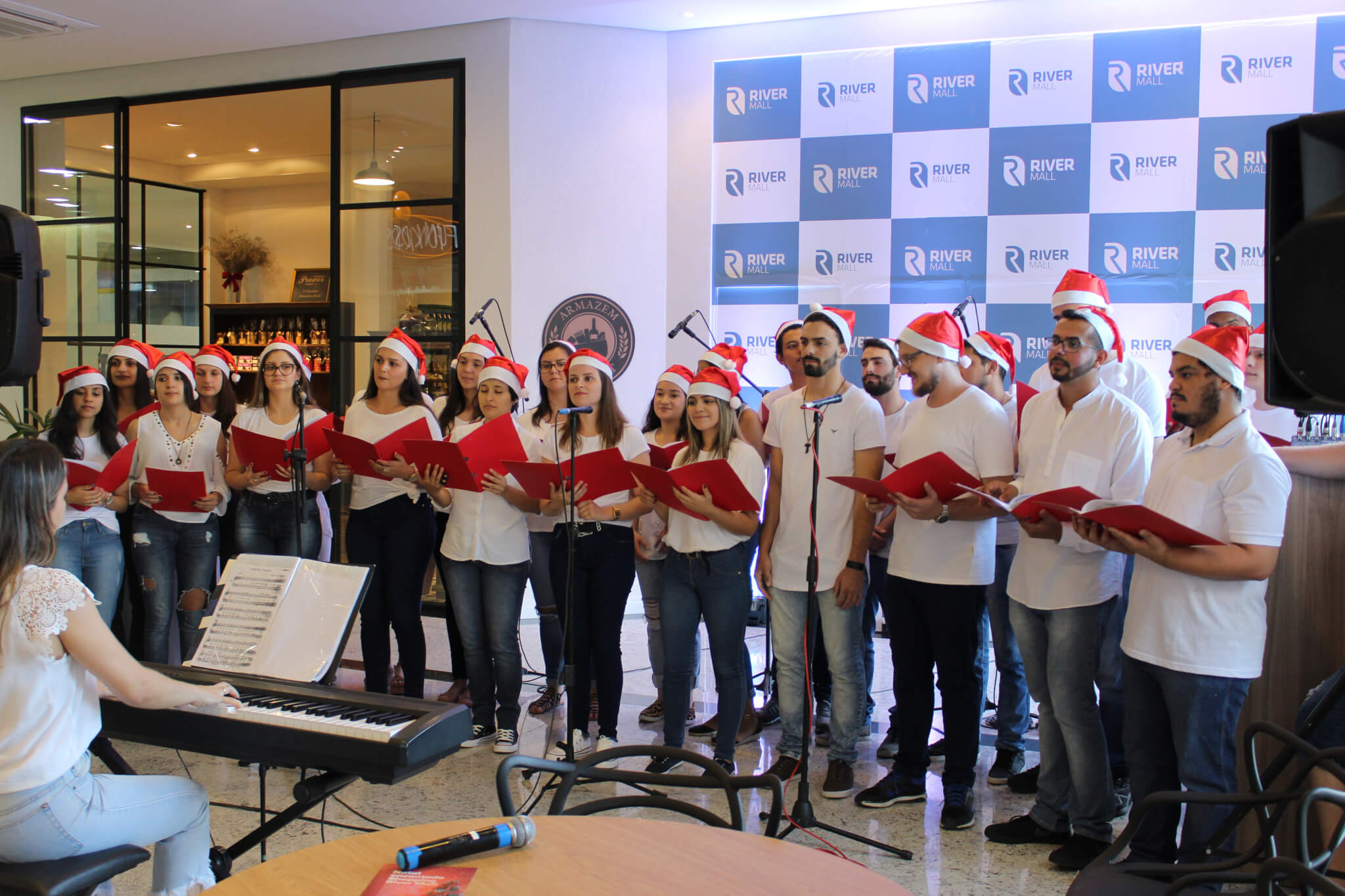 Coro UNIFEBE emociona público em Cantata de Natal no River Mall