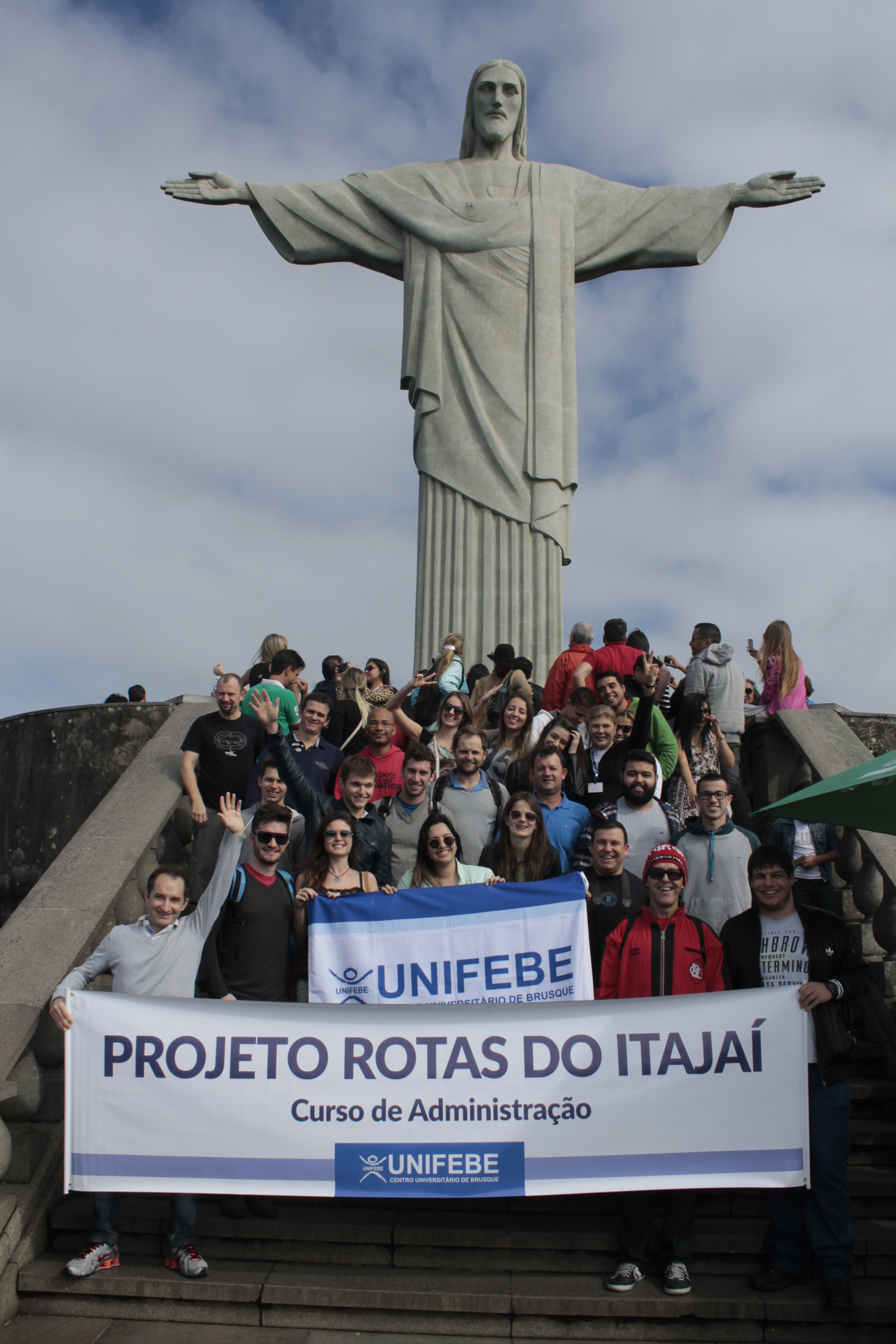 Grupo “Rotas do Itajaí” observa o Rio de Janeiro dos pés do Cristo Redentor