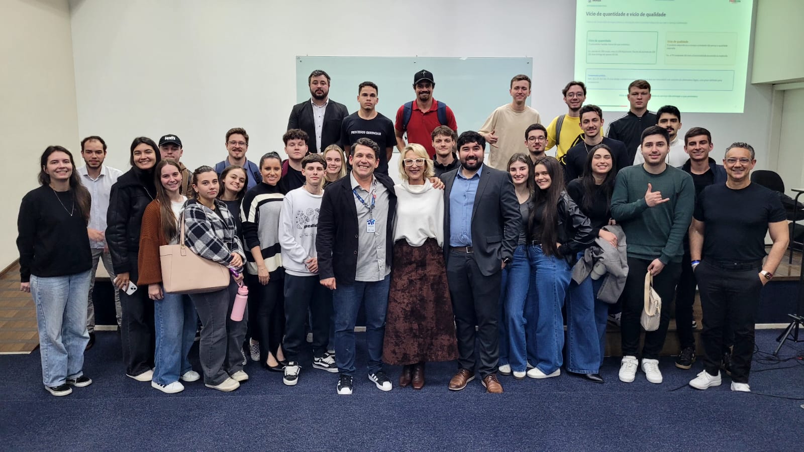 Cursos de Gestão Comercial e Processos Gerenciais recebem palestra sobre Direito do Consumidor