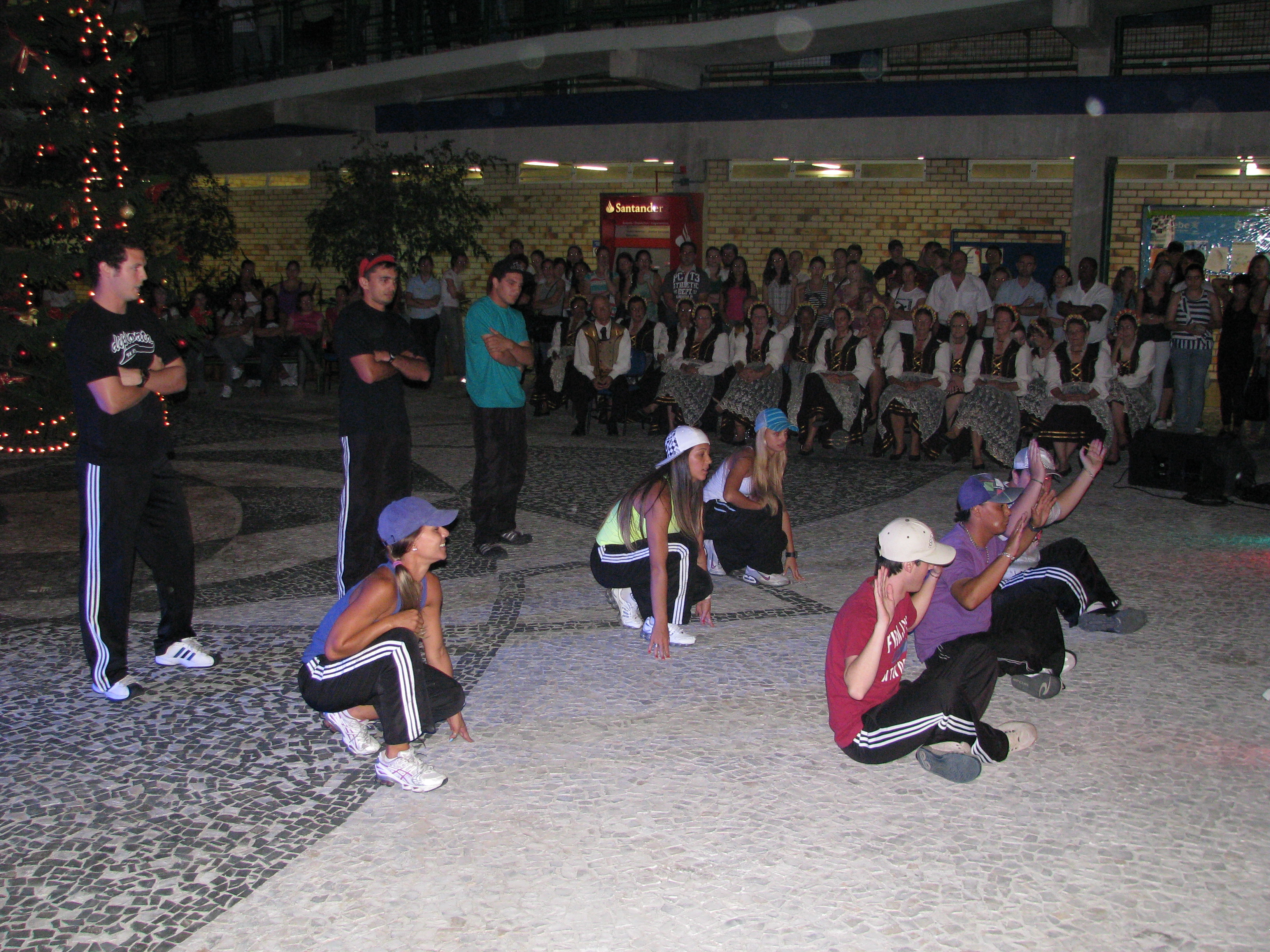 Mostra de dança movimenta intervalo de aula na Unifebe