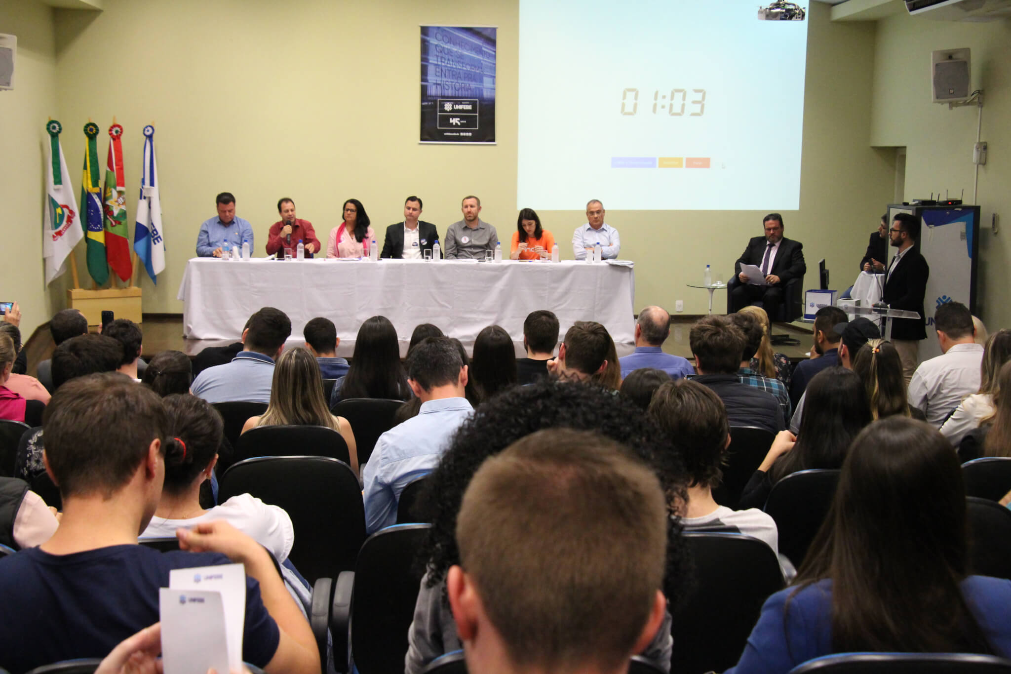 Debate entre candidatos a deputado federal é marcado pela democracia