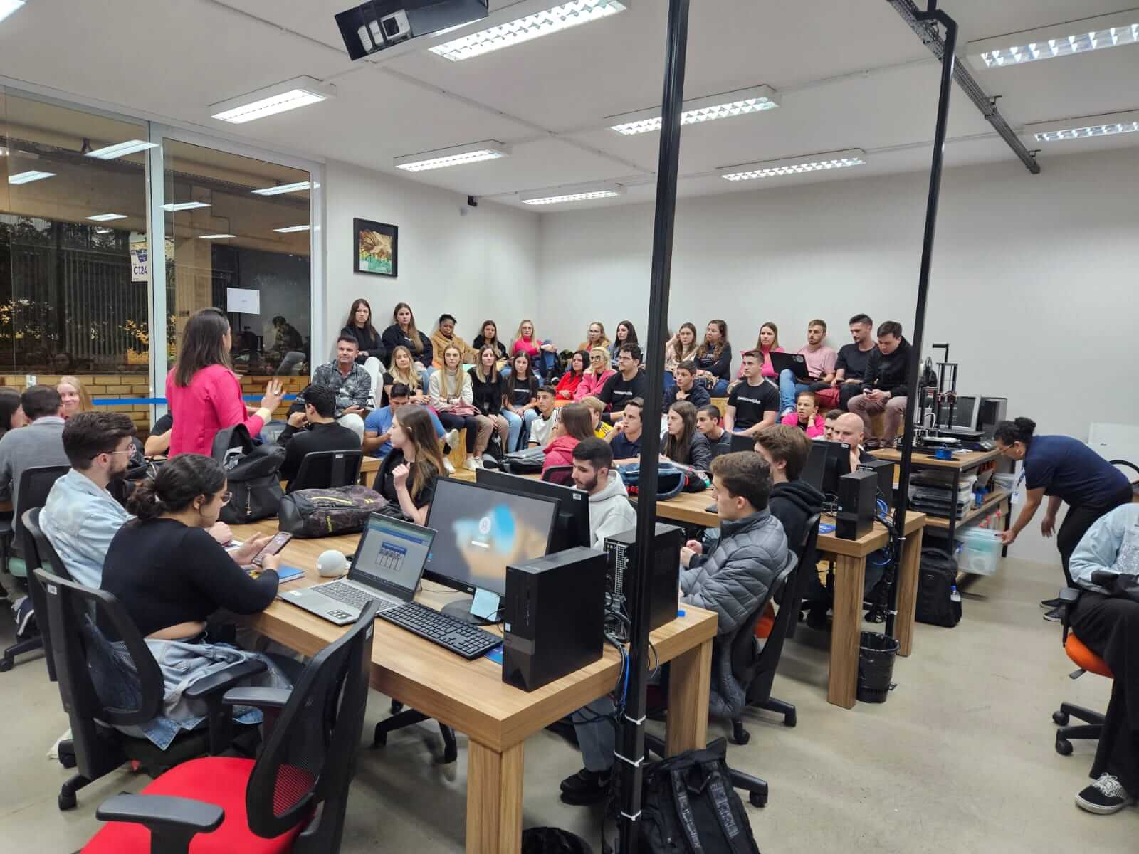 Debates aproximam acadêmicos da UNIFEBE, gestores e funcionários de empresas regionais