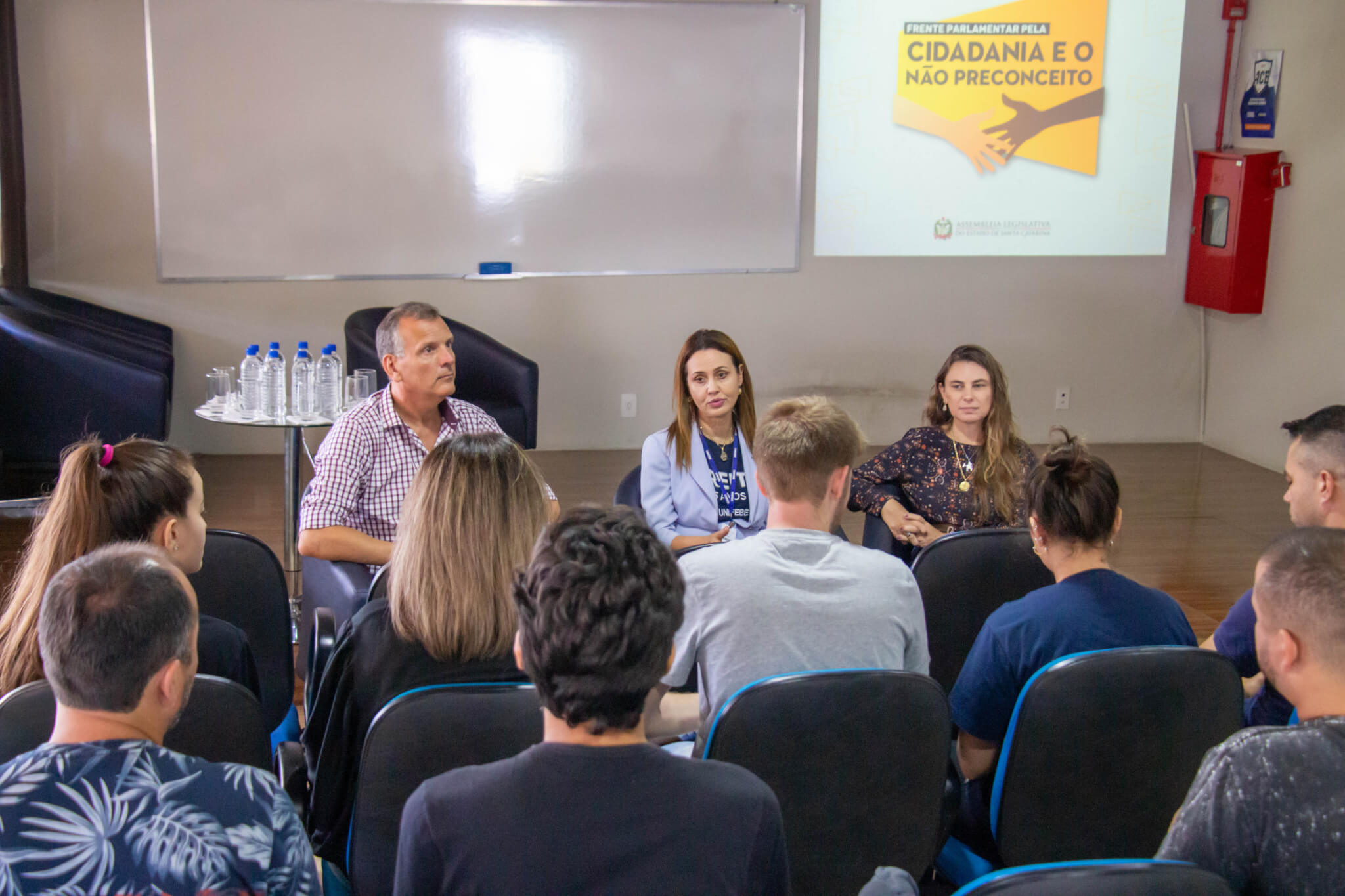 Deputada estadual debate projeto de lei com acadêmicos da UNIFEBE