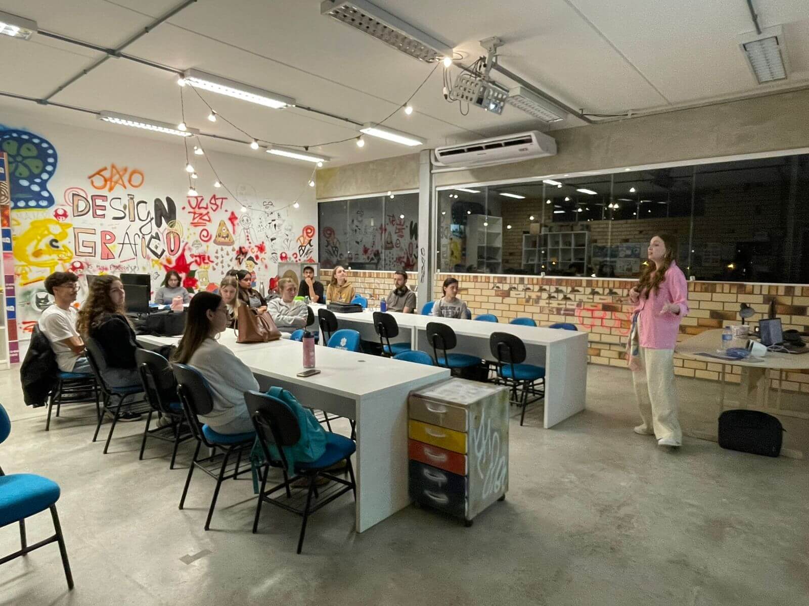 Design de superfícies e filmes publicitários são debatidos durante edições do Café com Mercado