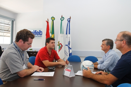 UNIFEBE doa bolas e camisetas para escola pública