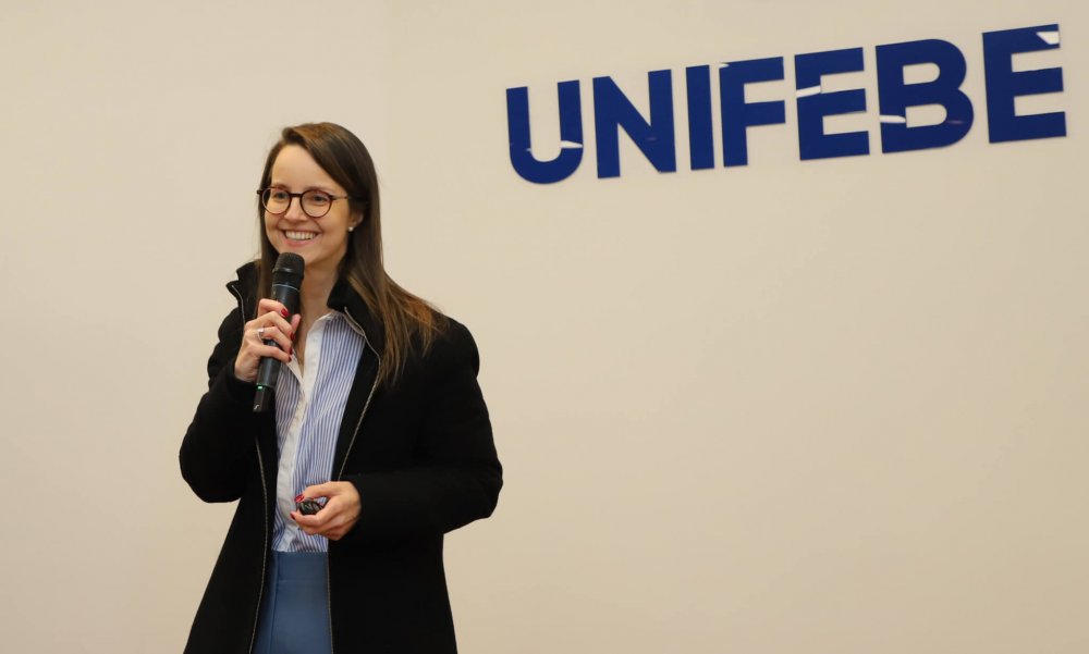 Egressa da UNIFEBE palestra a acadêmicos de Ciências Contábeis