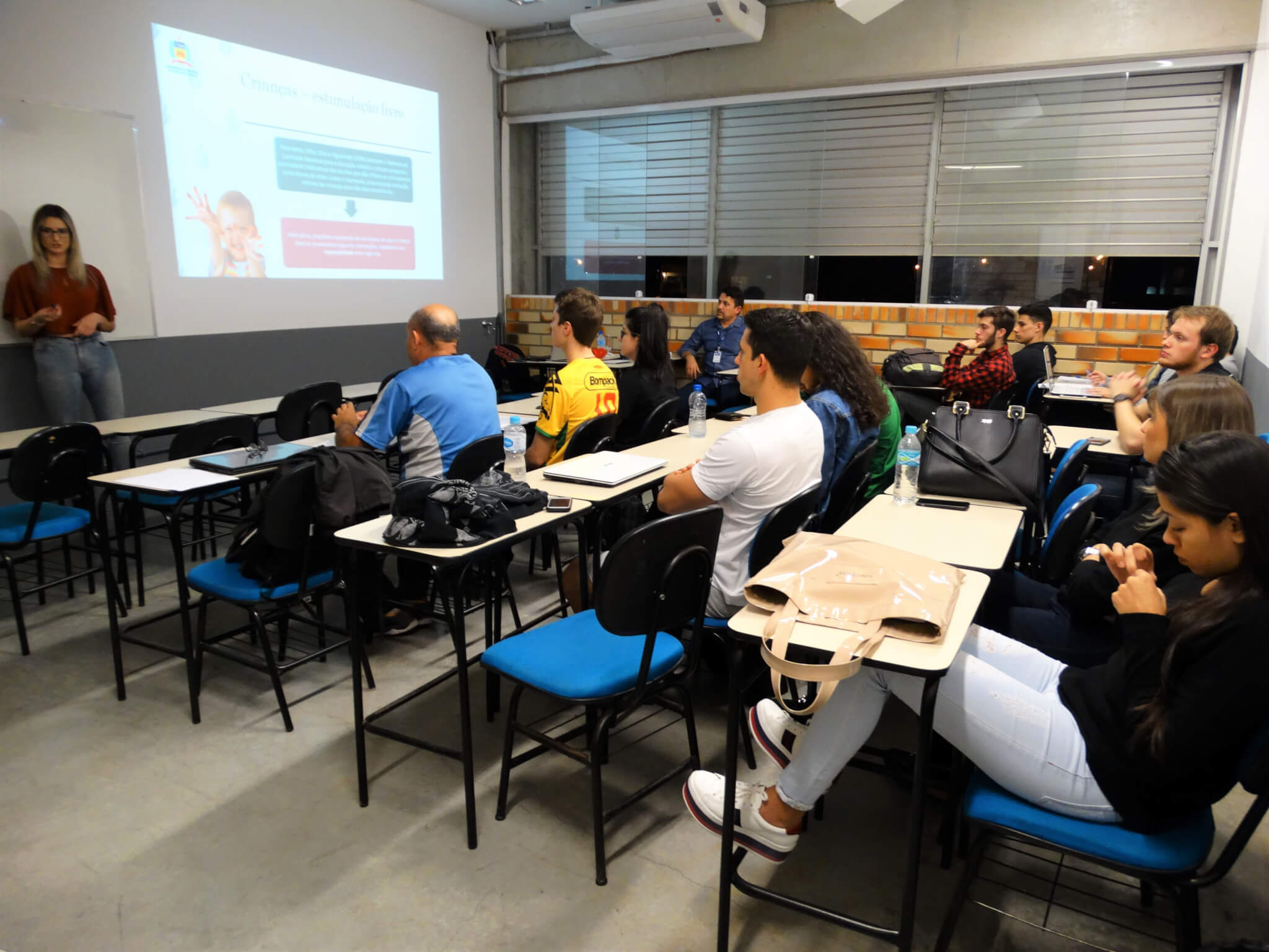 Egressa de Psicologia palestra para acadêmicos de Educação Física