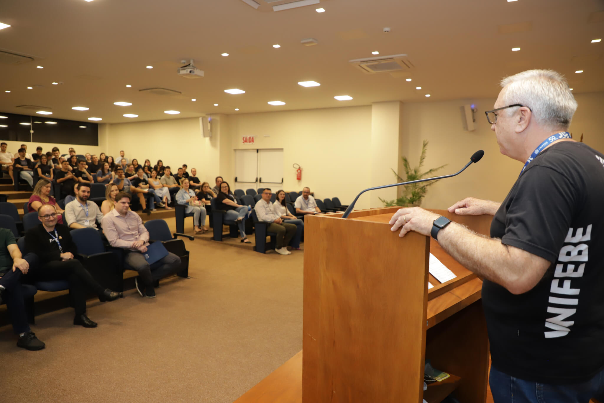 Egressos e acadêmicos de Ciências Contábeis da UNIFEBE participam de mesa-redonda