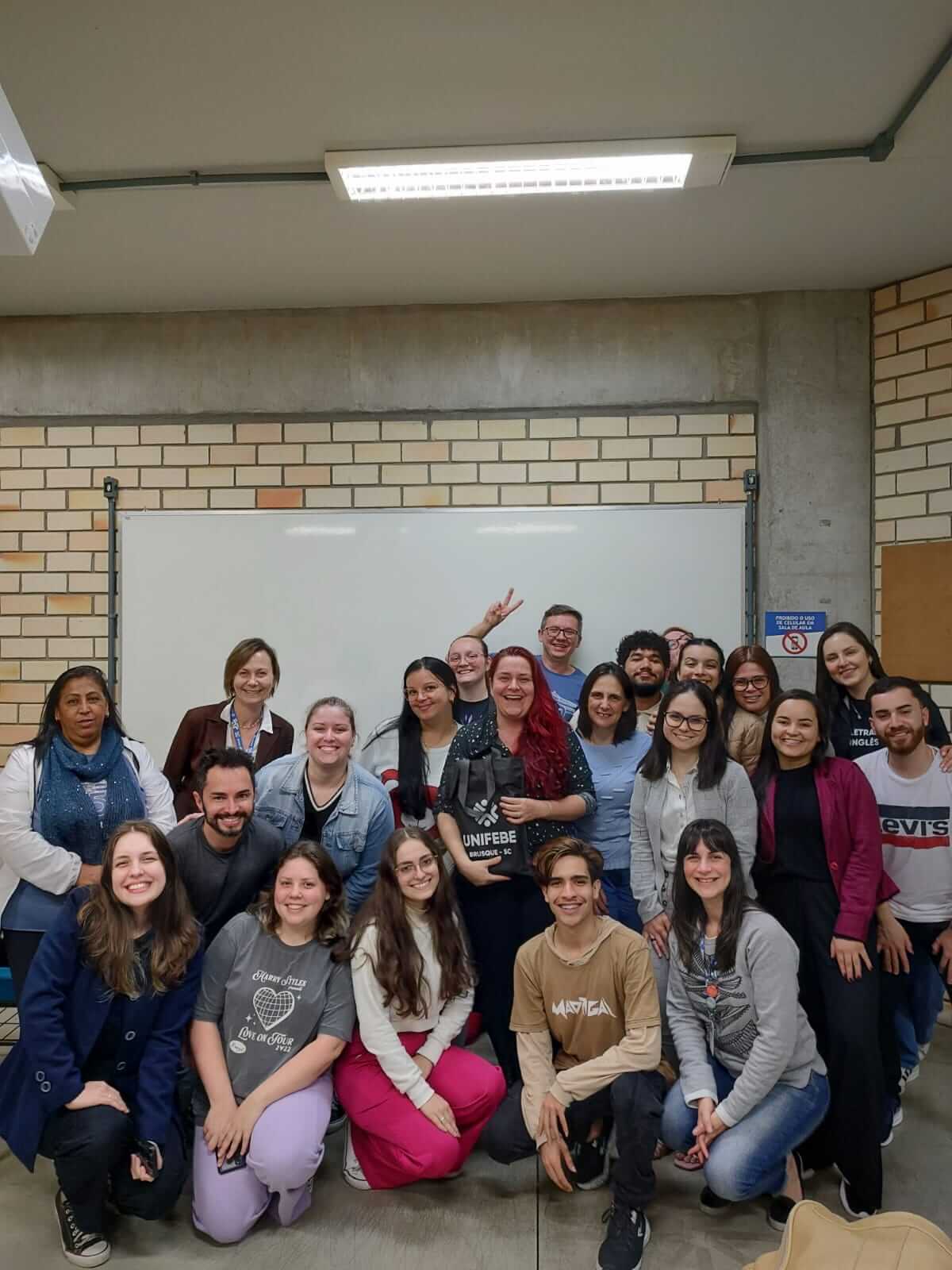 Em bate-papo com acadêmicos da UNIFEBE, professora de inglês detalha atuação focada em anos iniciais