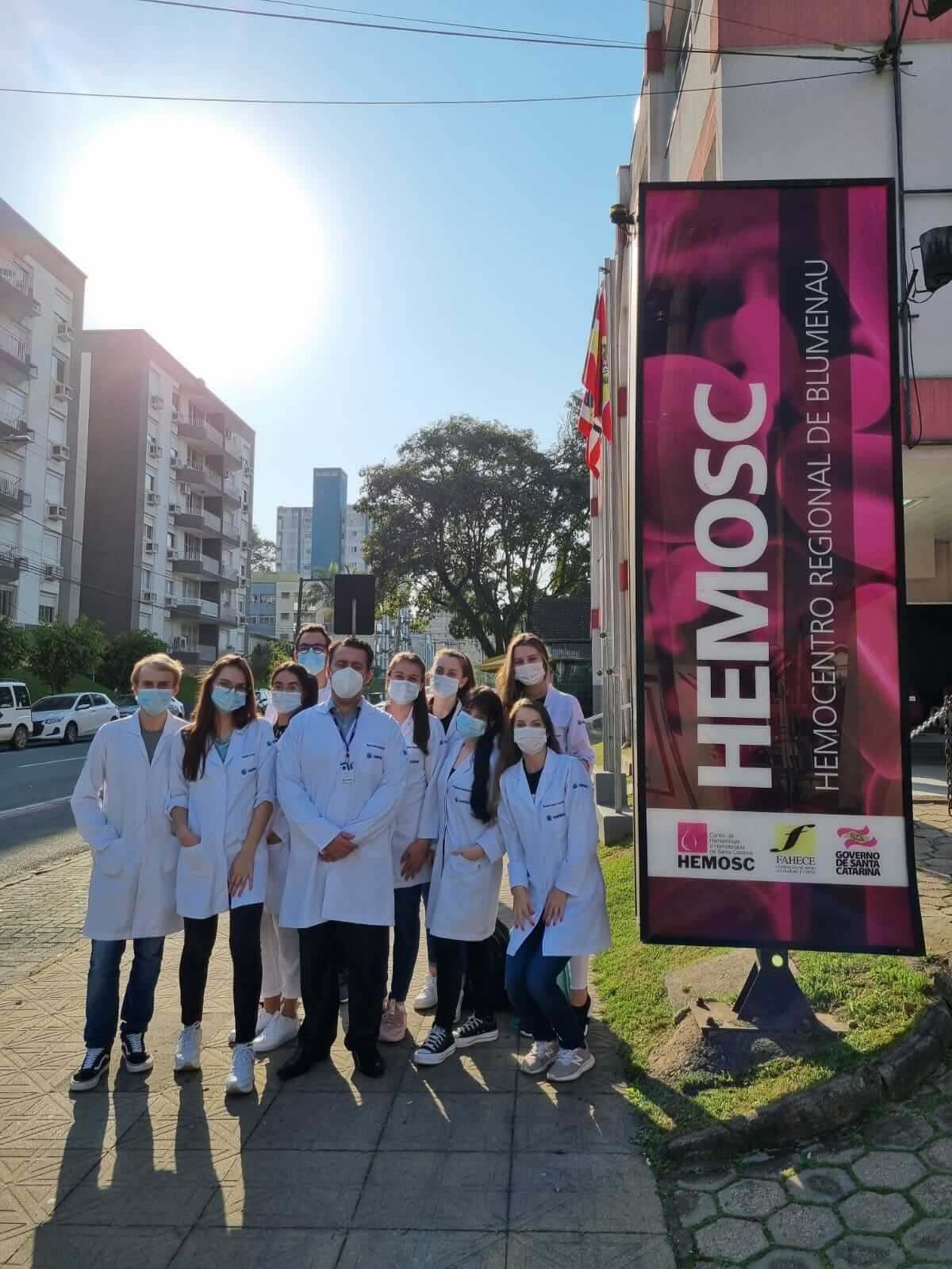 Acadêmicos de Medicina da UNIFEBE doam sangue em visita técnica ao Hemosc