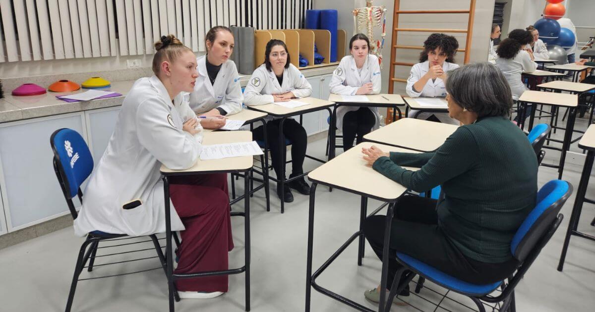 Encontro com pacientes de Parkinson enriquece aprendizado de acadêmicos de Fisioterapia da UNIFEBE