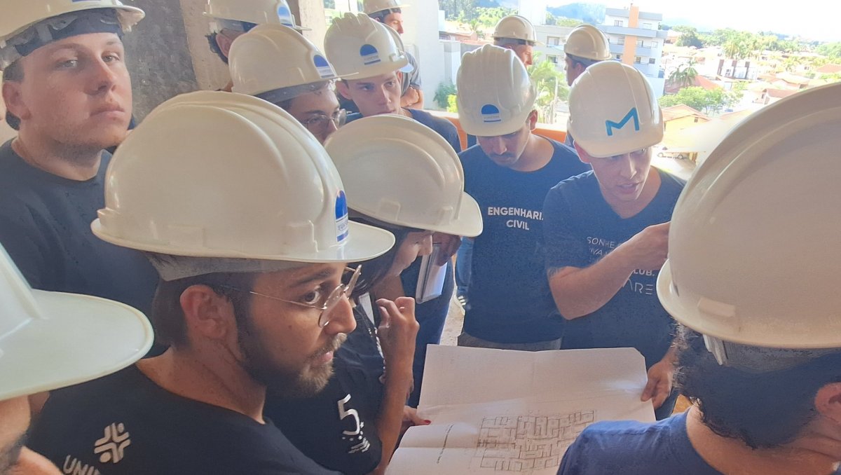 Engenharia Civil da UNIFEBE realiza visita técnica a empreendimento residencial