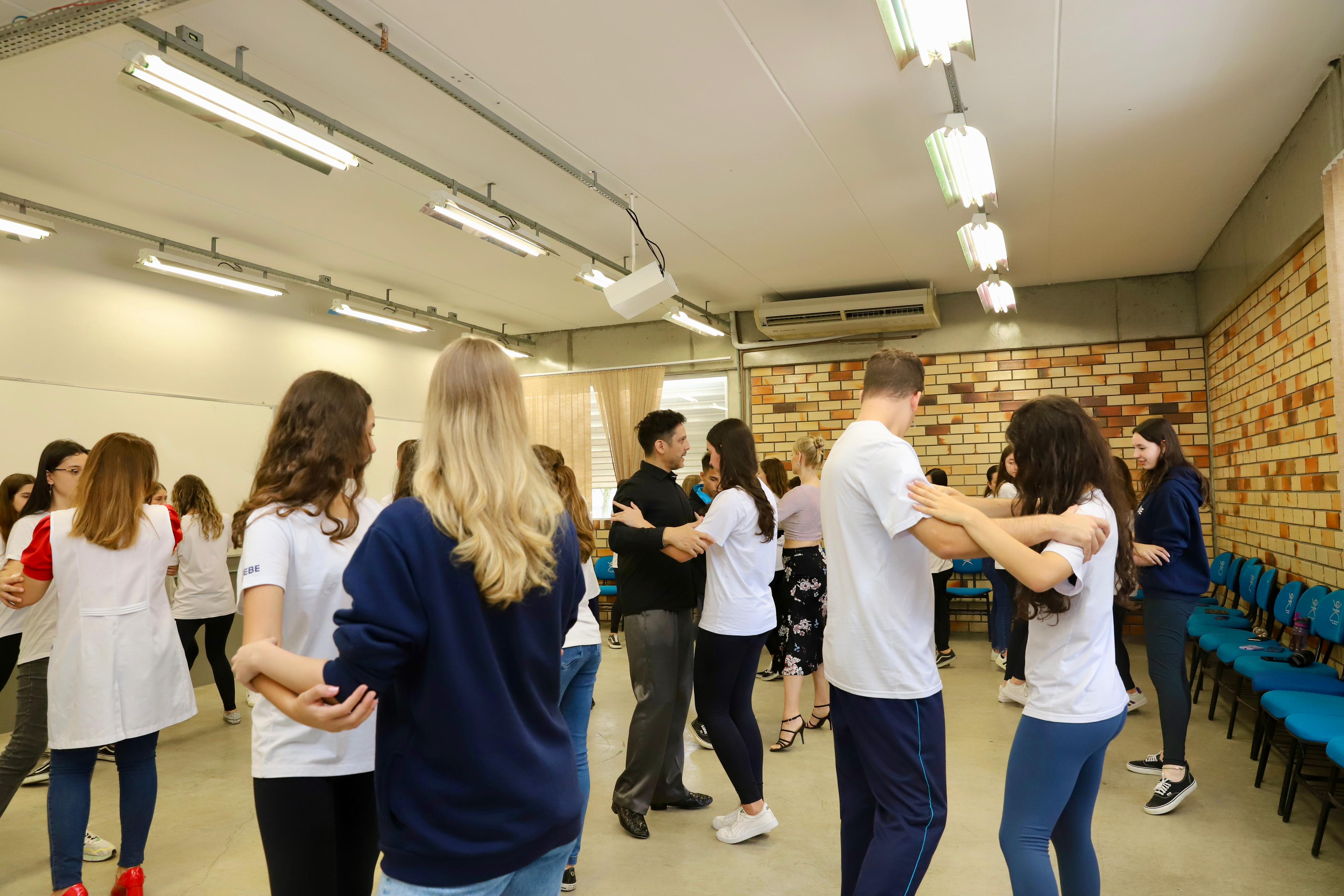 Ensino Médio do Colégio UNIFEBE tem imersão com aula de tango e cultura espanhola