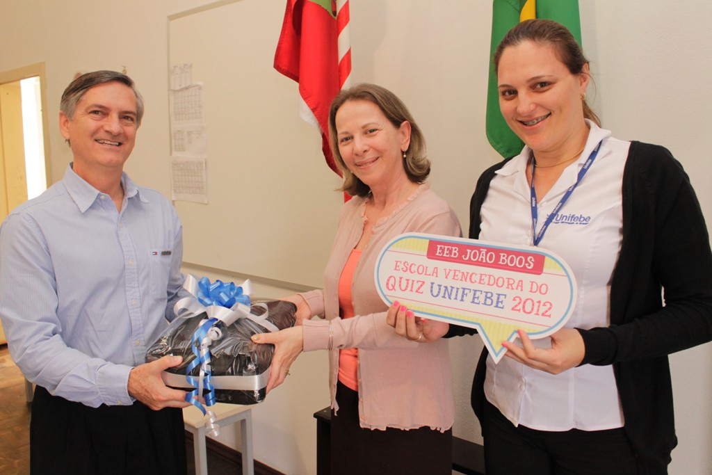 Reitor entrega premiação à escola vencedora do QUIZ UNIFEBE