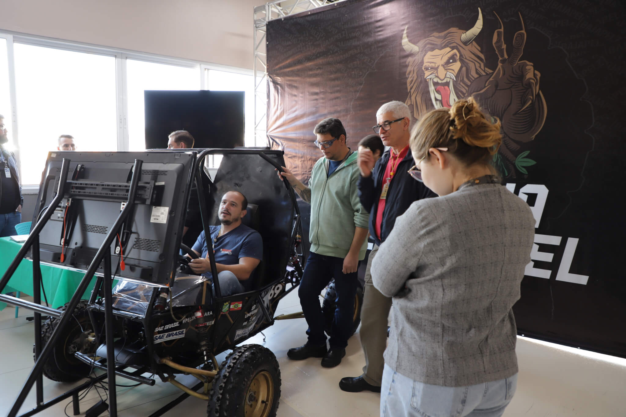 Equipe Baja Pelznickel participa de ação de conscientização de trânsito