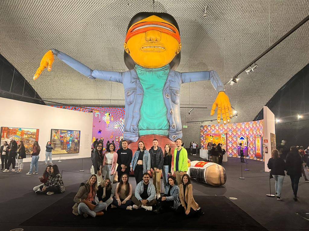 Estudantes de Publicidade e Propaganda visitam exposição dos artistas plásticos Os Gêmeos