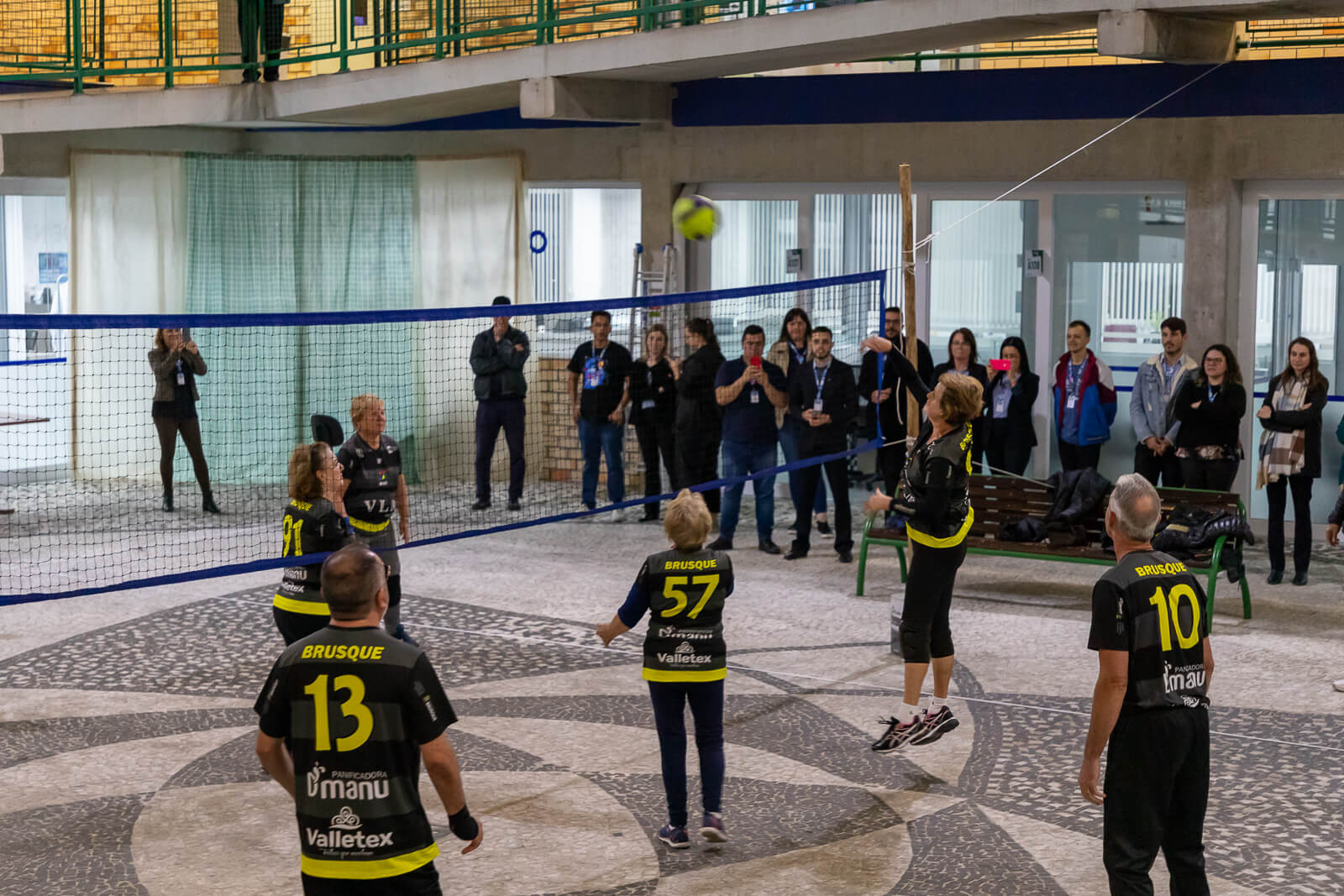 Exibição de vôlei adaptado da Abeati na UNIFEBE integra atletas e comunidade acadêmica