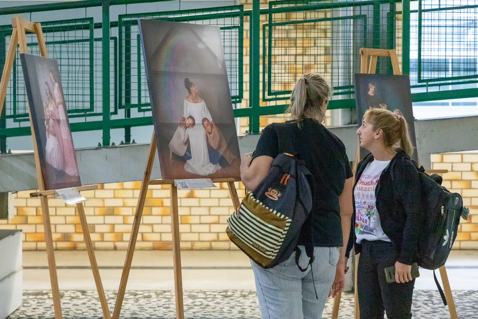 Exposição fotográfica, na UNIFEBE, explora as muitas faces da maternidade