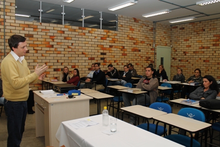 Vice-prefeito ministra palestra no curso de Direito da Unifebe