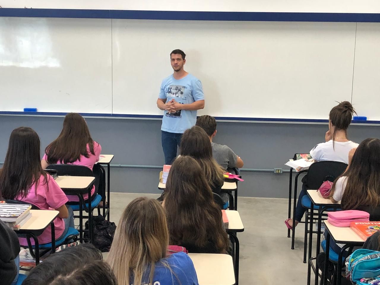 Jornalista bate-papo com os alunos do Colégio Universitário de Brusque