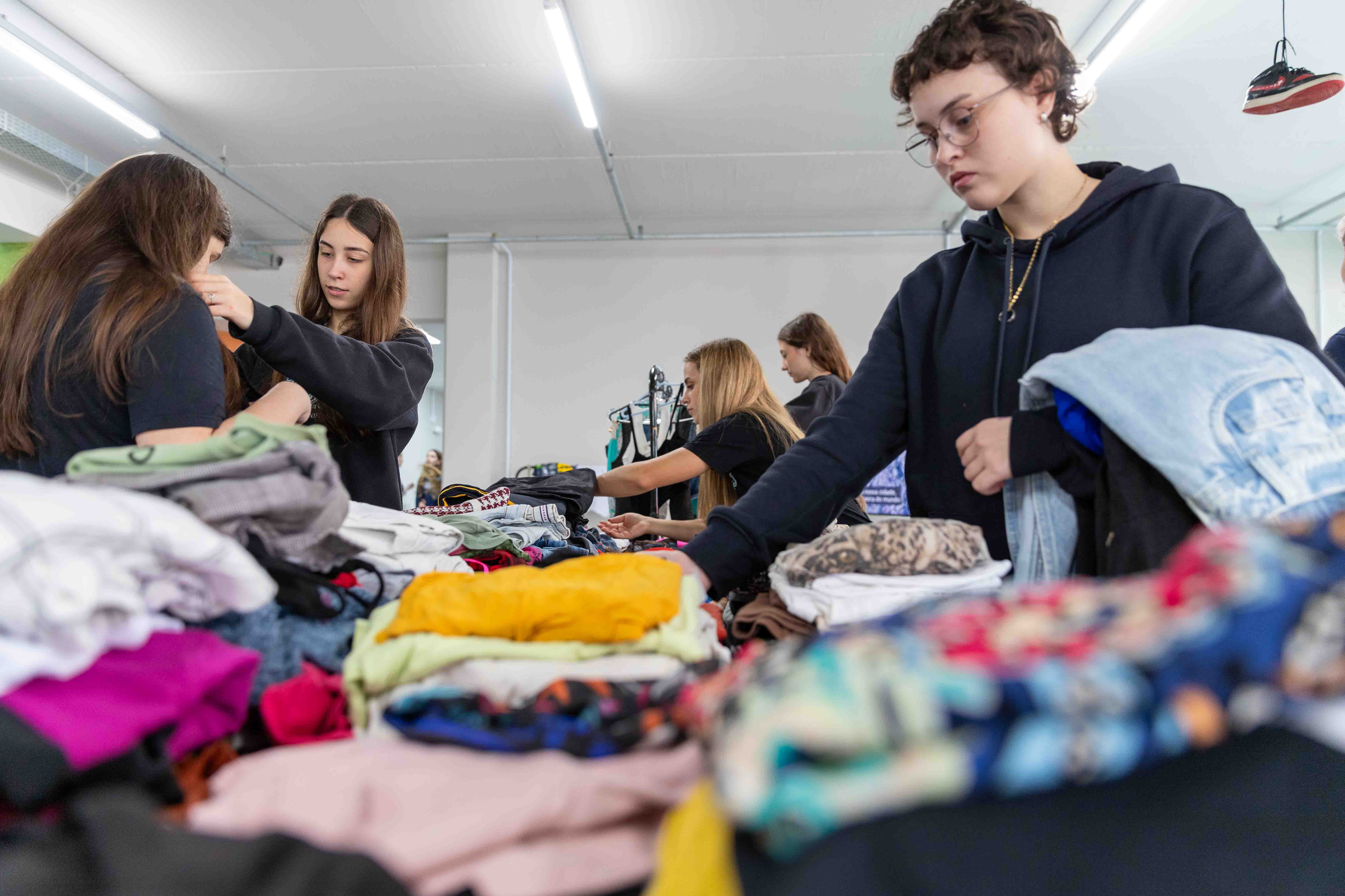 Feira de Intercâmbio de Roupas estimula consumo consciente entre estudantes do Colégio UNIFEBE