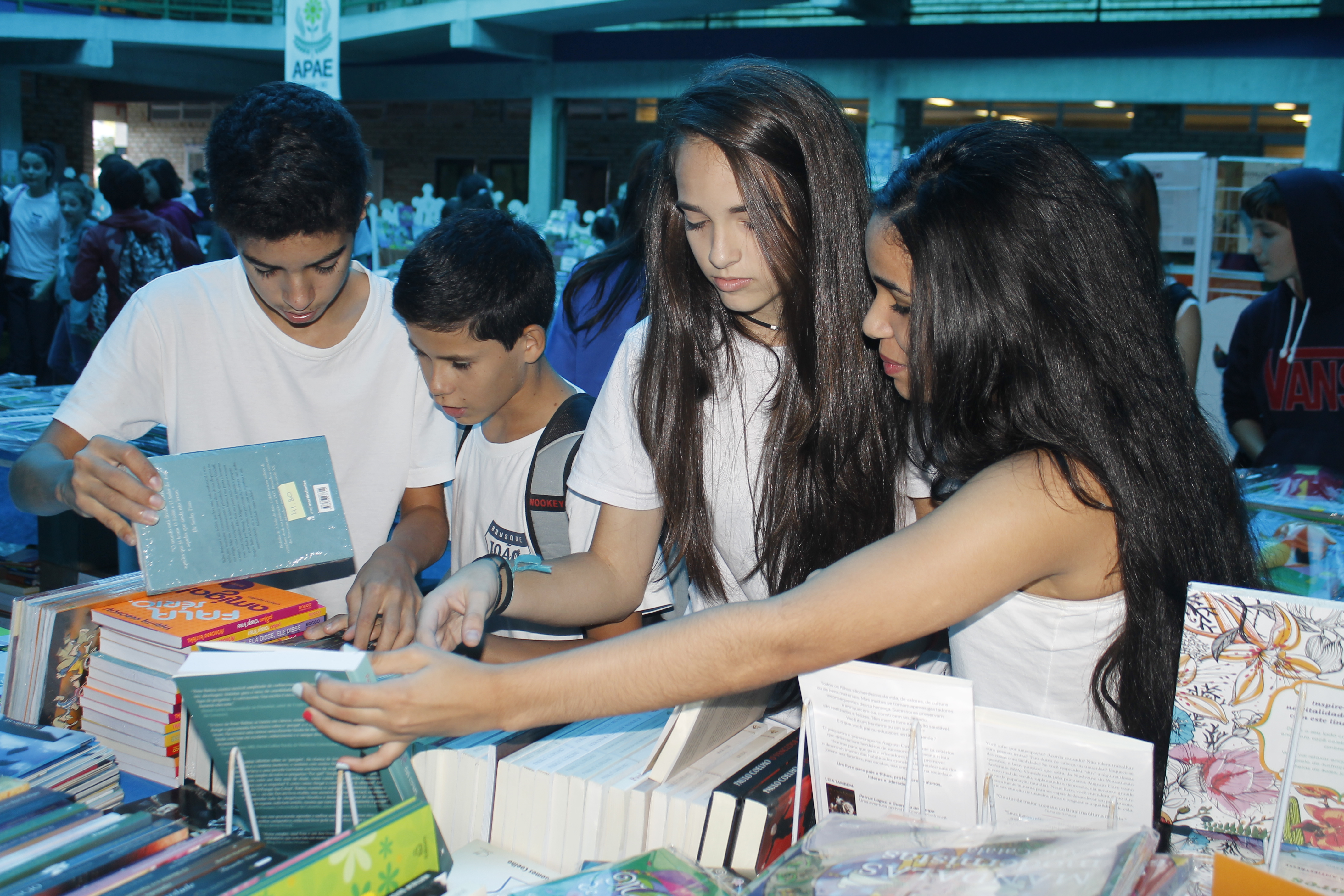 Atrações da 7ª Feira do Livro atraem leitores para UNIFEBE