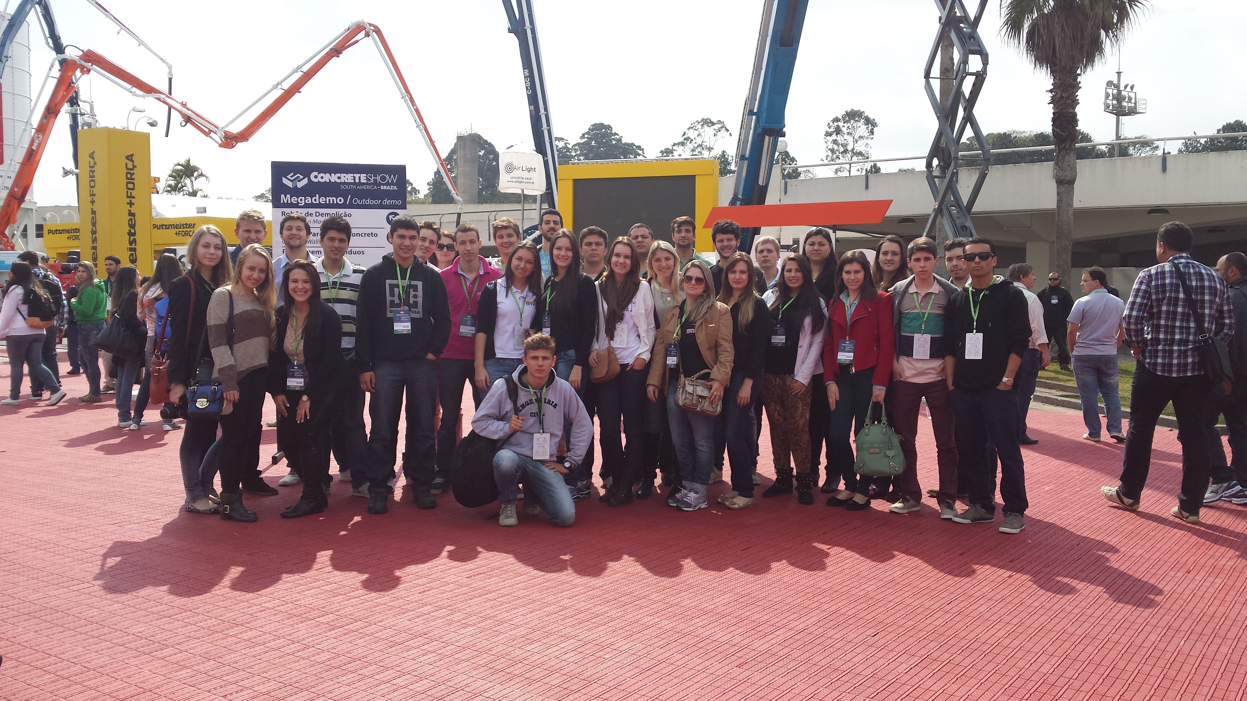 Alunos de Engenharia Civil visitam maior feira de construção civil do país