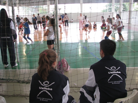 Estudantes de Educação Física coordenam atividade esportiva