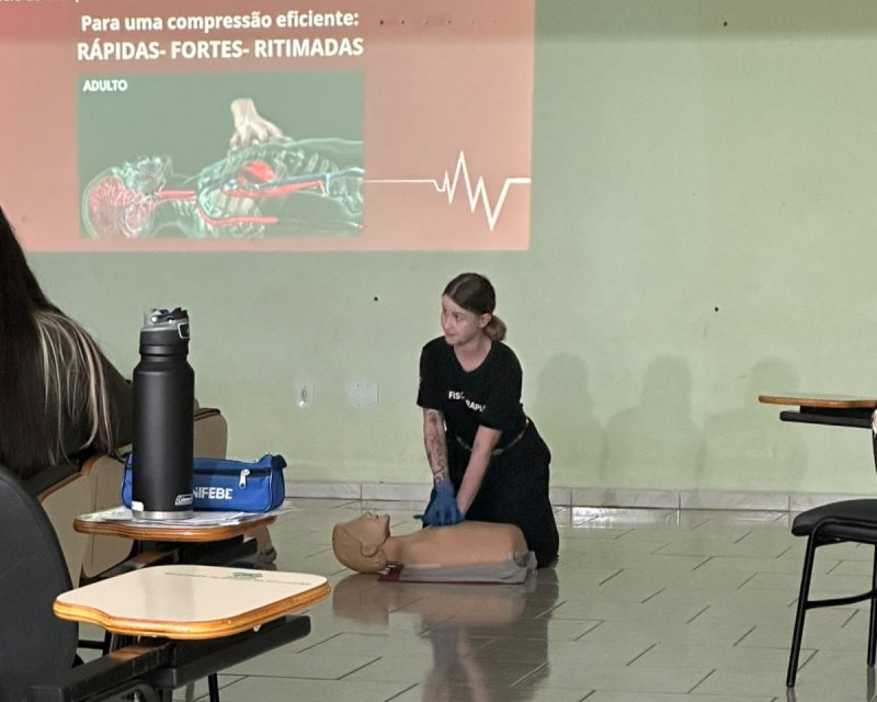 Fisioterapia UNIFEBE promove práticas de primeiros socorros em escola estadual