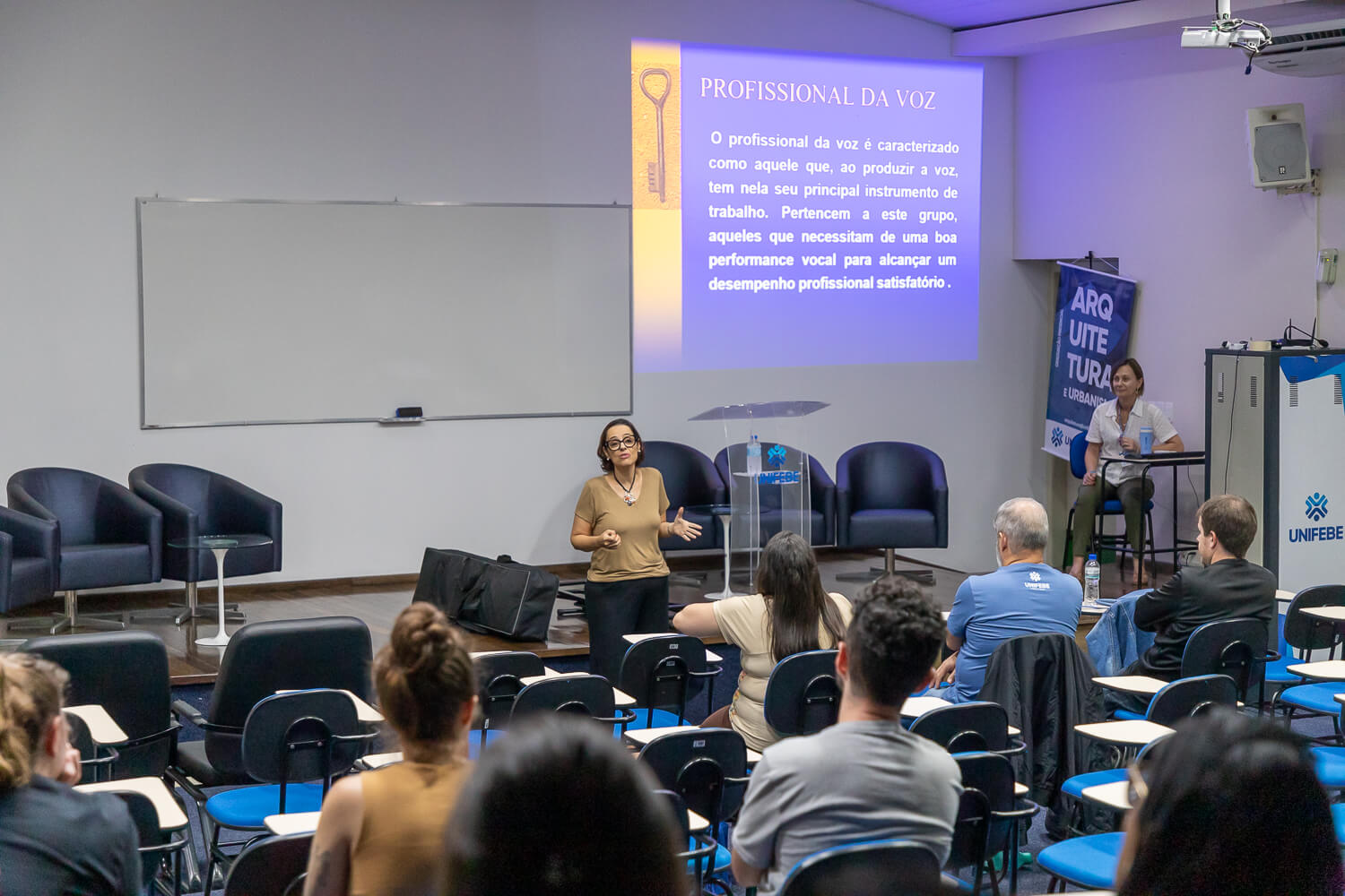 Fonoaudióloga palestra a acadêmicos de Letras-Inglês