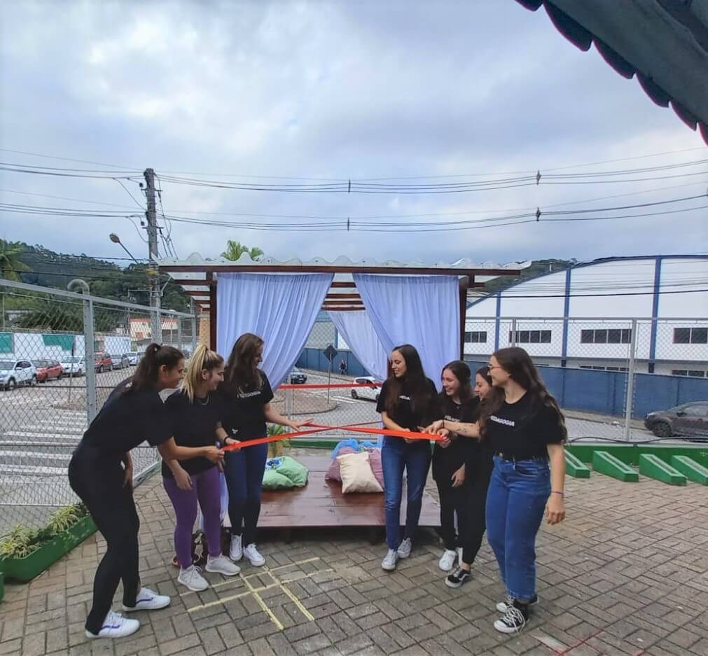 Acadêmicas de Pedagogia da UNIFEBE constroem espaço para incentivo à leitura em escola do bairro Steffen