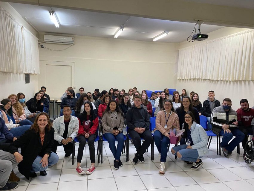 Em sala de aula, estudantes participam de um bate-papo em inglês