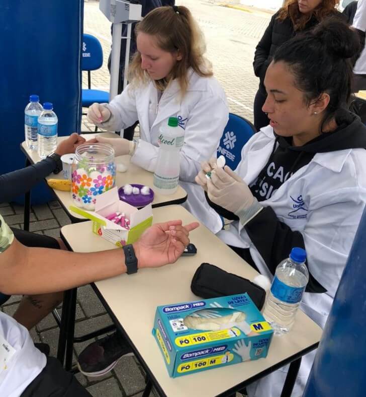 Acadêmicos de Educação Física e Fisioterapia da UNIFEBE atendem participantes da 1ª Corrida do Atirador