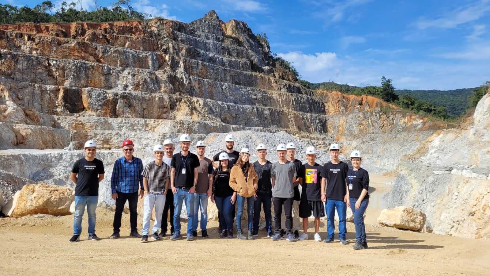 Visita técnica na empresa Calwer Mineração apresenta aos acadêmicos de Engenharia Civil da UNIFEBE a produção das principais matérias-primas da construção civil