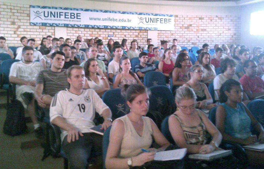 Alunos participam de sessão de cinema no auditório