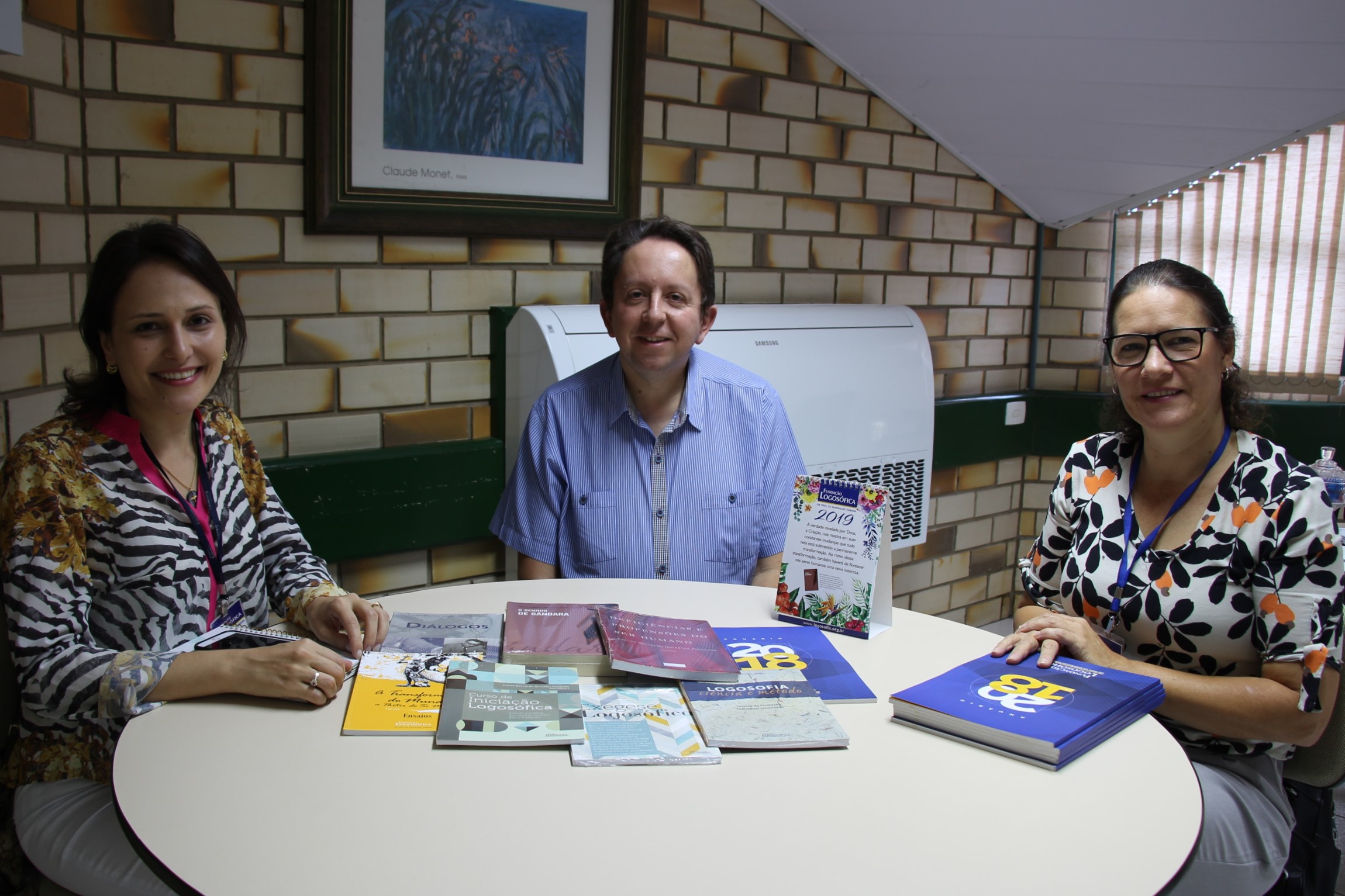 Fundação Logosófica doa livros para Biblioteca da UNIFEBE