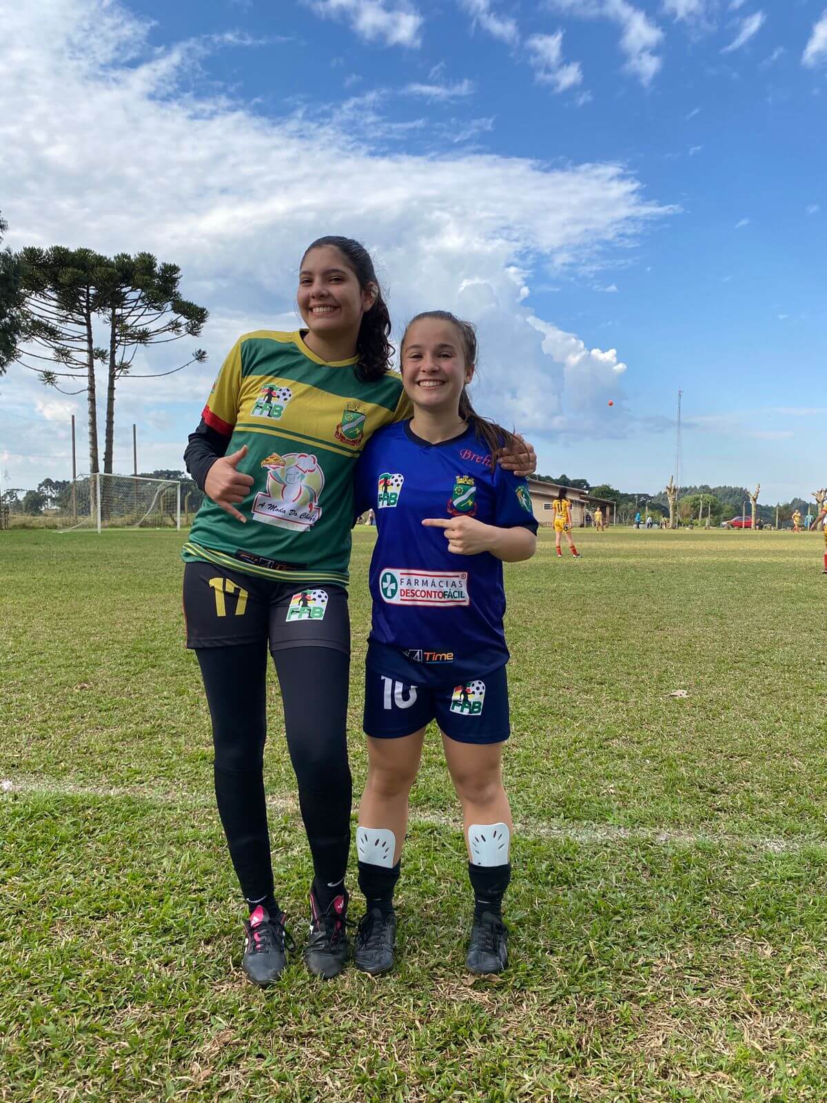 Equipe de futebol feminino brusquense nos Joguinhos Abertos conta com duas alunas do Colégio UNIFEBE