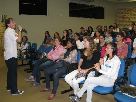Contador de história do Sesc ministra oficina na Unifebe
