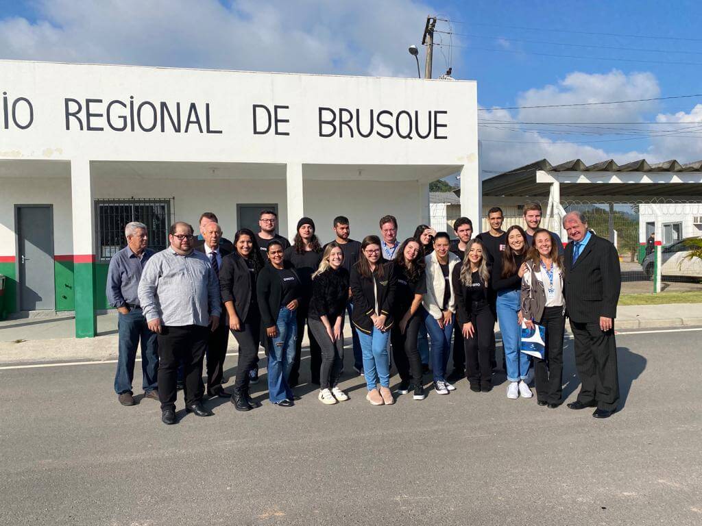 Acadêmicos de Direito visitam o presídio de Brusque