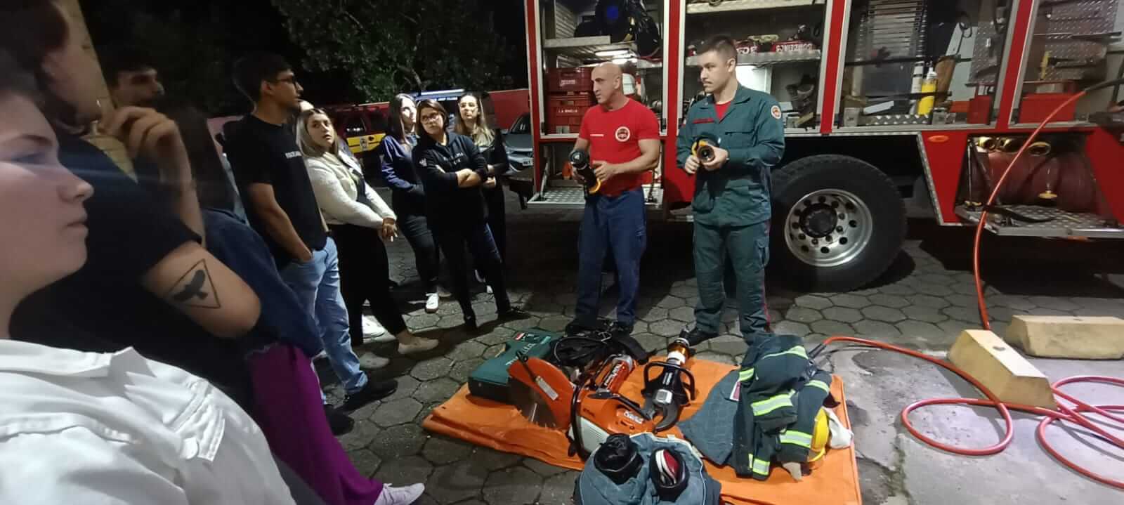 Acadêmicos de Fisioterapia fazem visita ao Corpo de Bombeiros de Brusque