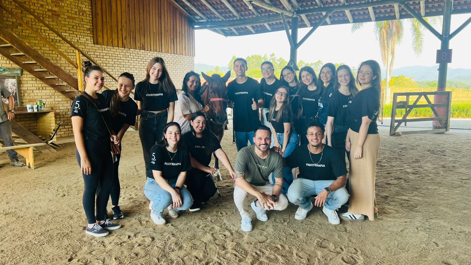 Curso de Fisioterapia da UNIFEBE realiza visita técnica ao Rancho La Cautiva e a Casa do Autista