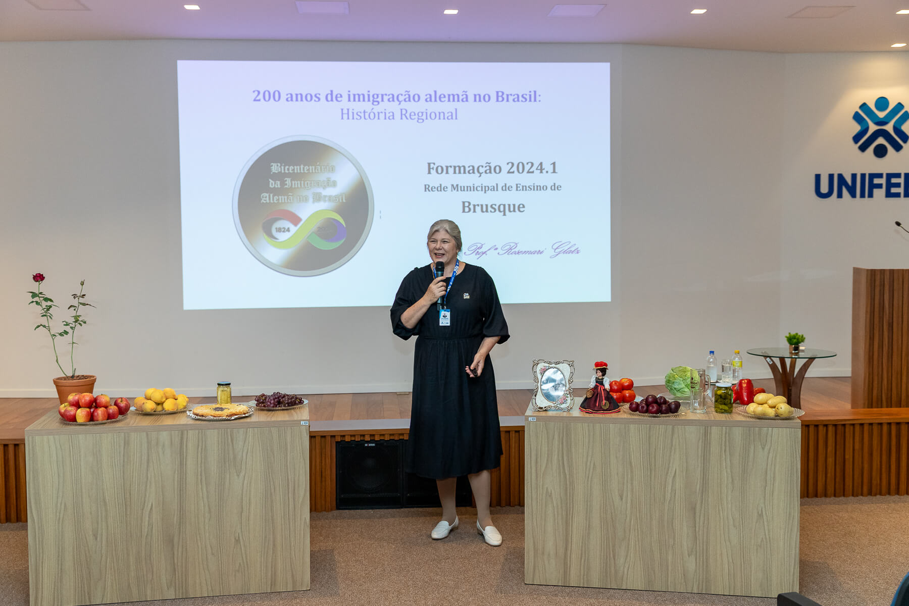 Reitora da UNIFEBE ministra palestra aos professores da Rede Municipal de Ensino