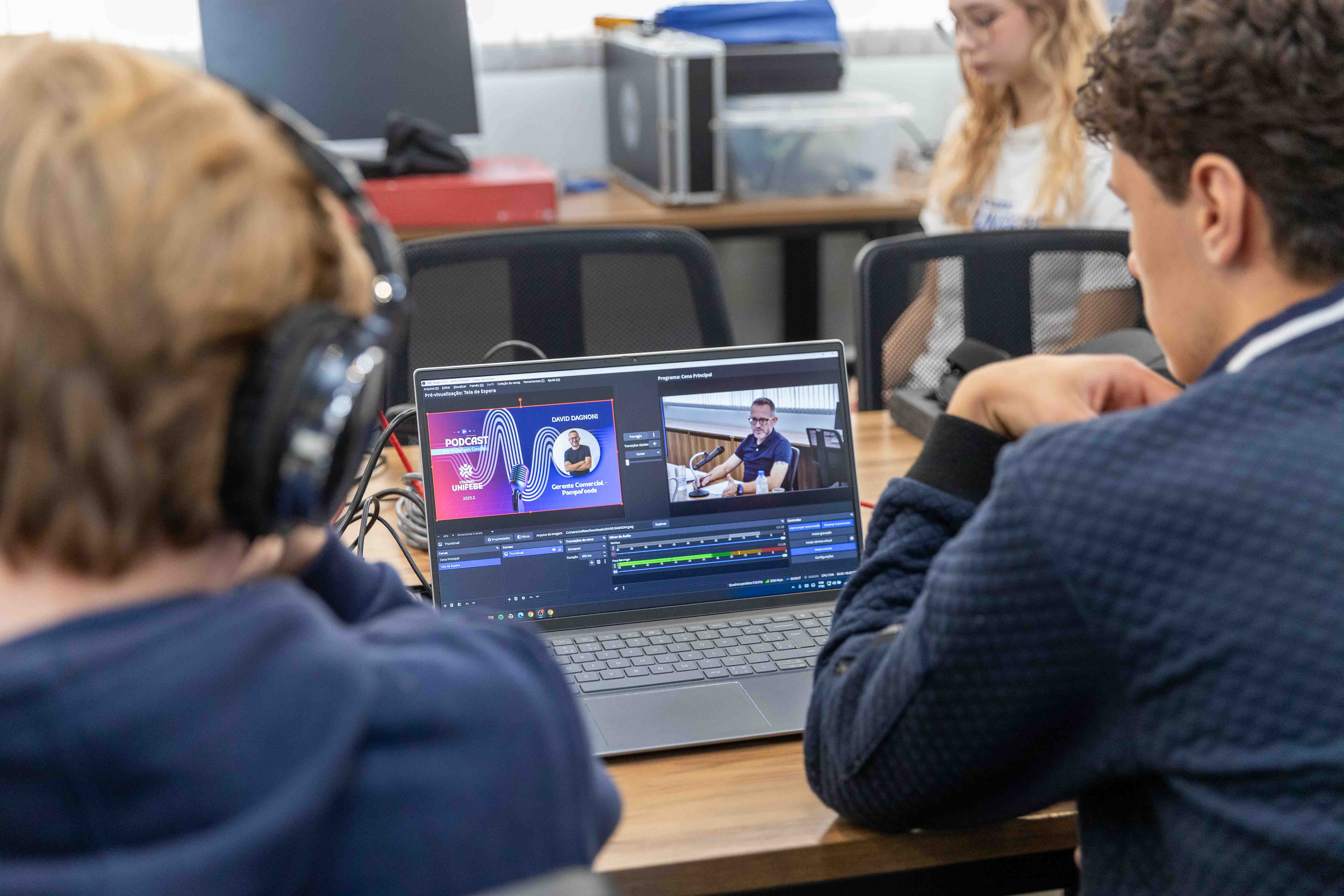 Estudantes do Colégio UNIFEBE participam da produção do podcast PFG – Por Falar em Gestão