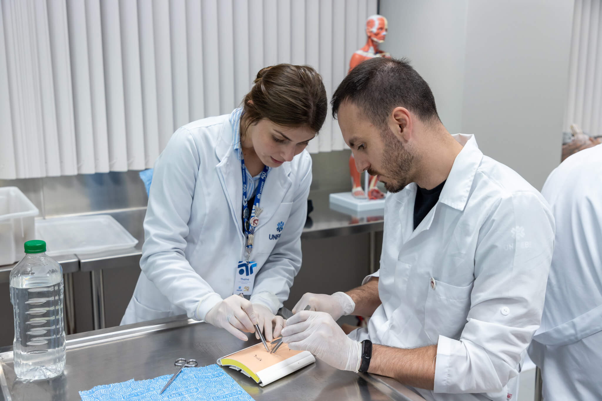 Liga Acadêmica de Anatomia Clínica e Aplicada promove aula prática de suturas