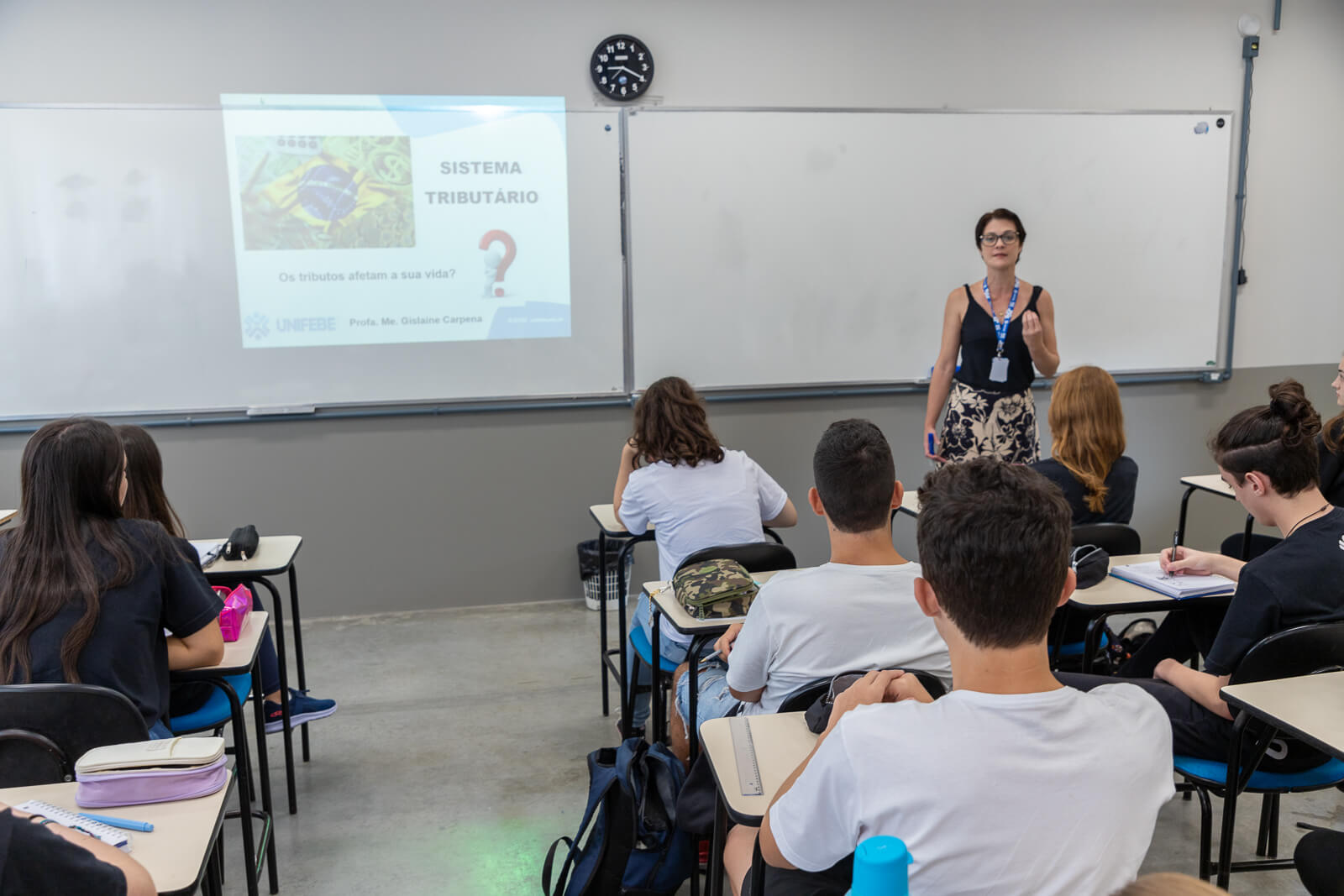 Alunos do Colégio UNIFEBE assistem aula sobre Direito Tributário com professora da Graduação