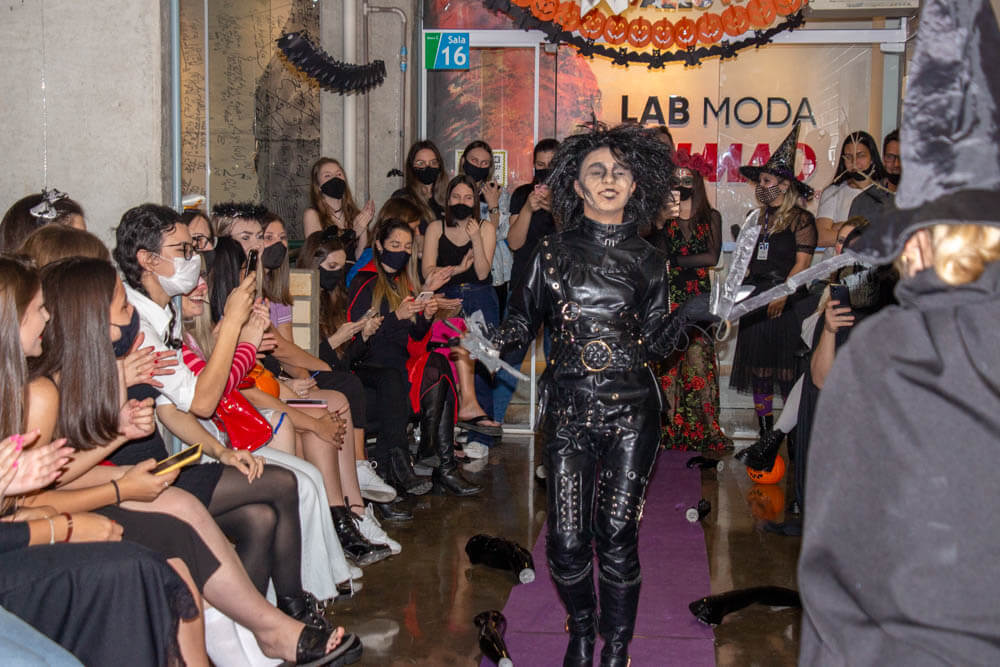 Design de Moda UNIFEBE promove desfile de trajes de Halloween confeccionados pelos próprios acadêmicos