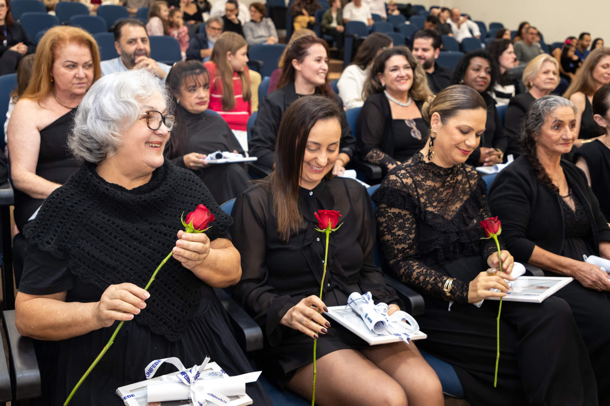 UNIFEBE certifica participantes do curso gratuito de curta duração de Design de Moda voltado a pessoas com mais de 40 anos