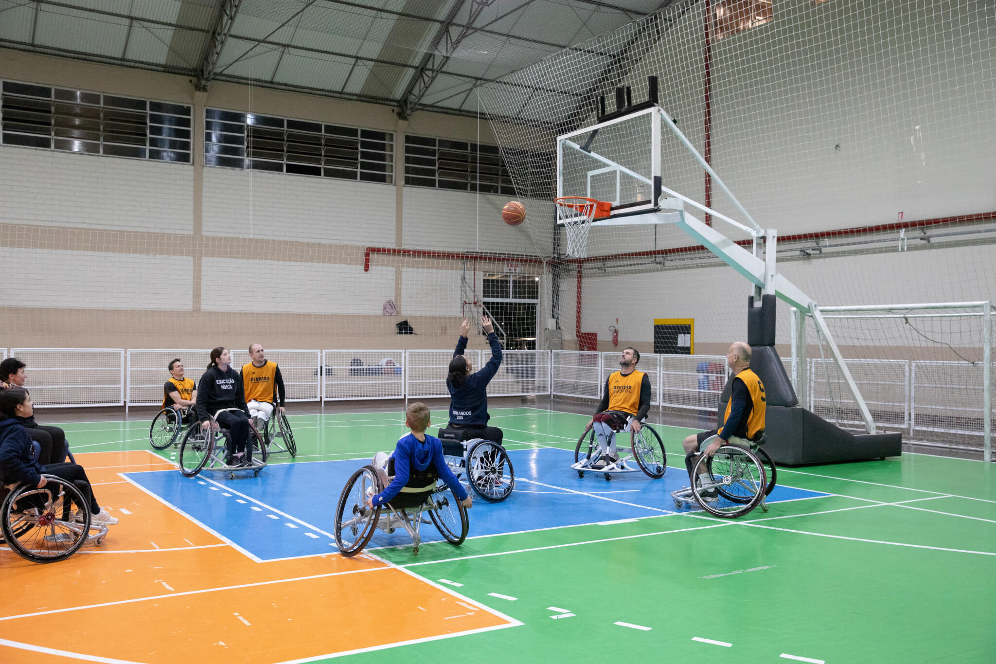 Educação Física Inclusiva envolve estudantes em atividades práticas de basquetebol com pessoas com deficiência física