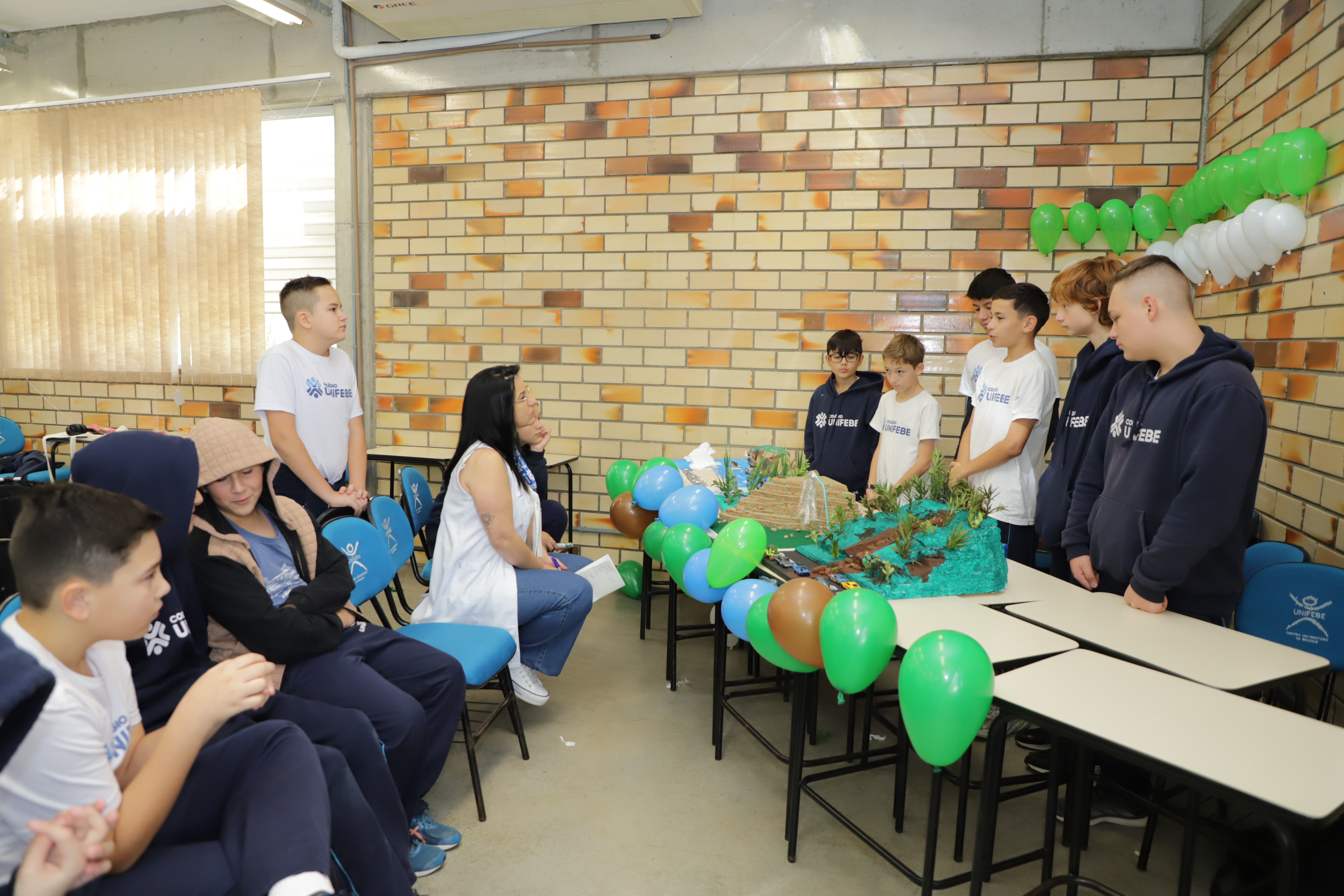 Alunos do Colégio UNIFEBE participam de bate-papo com r da área  científica - Centro Universitário de Brusque - UNIFEBE